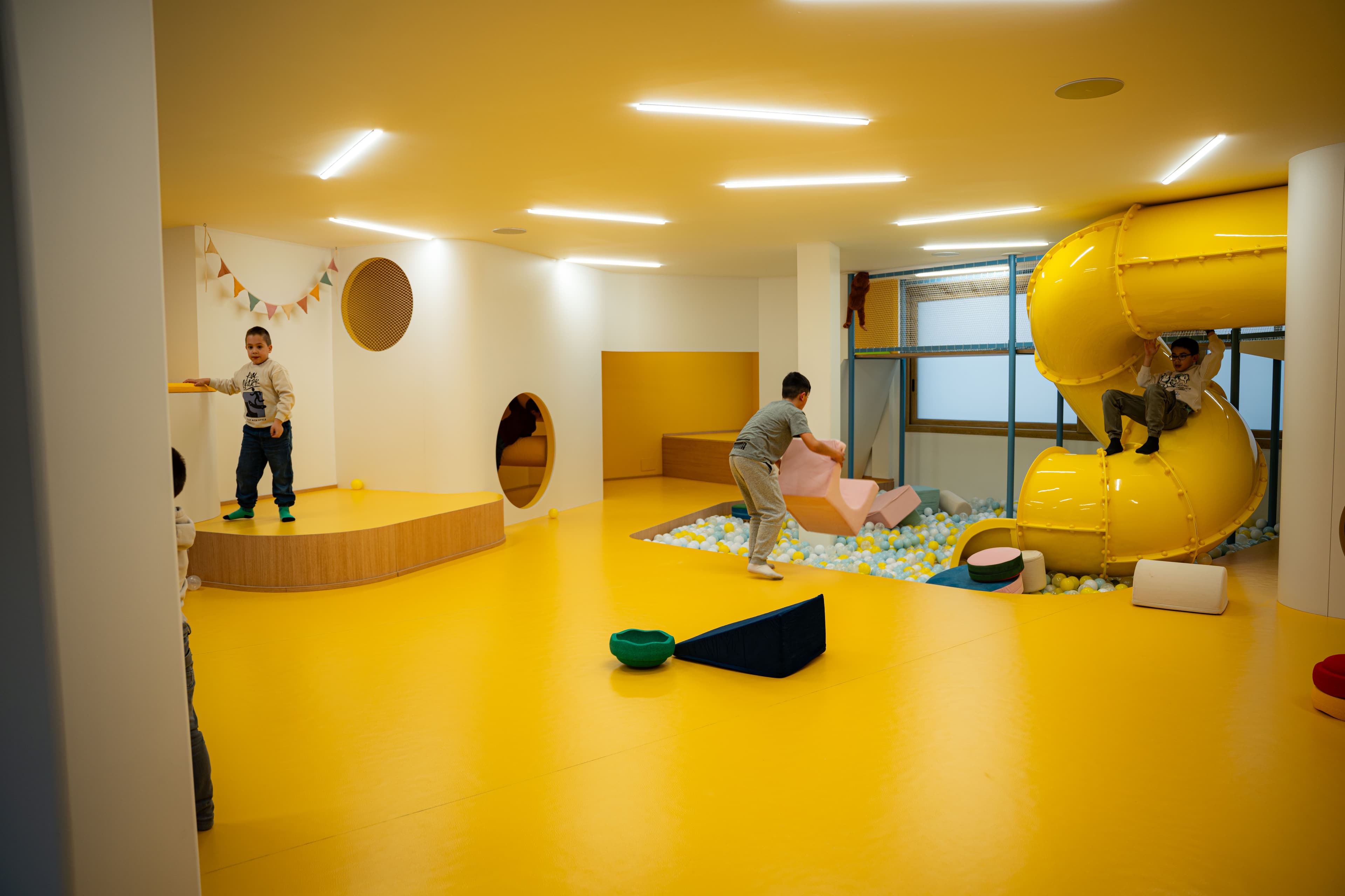Juegos de construcción y disfraces