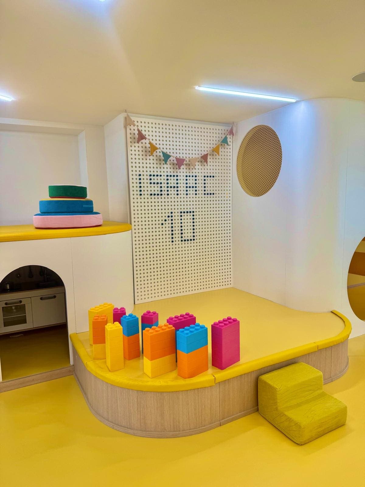 Panel personalizado con el nombre y la edad del cumpleañero y guirnalda de fiesta